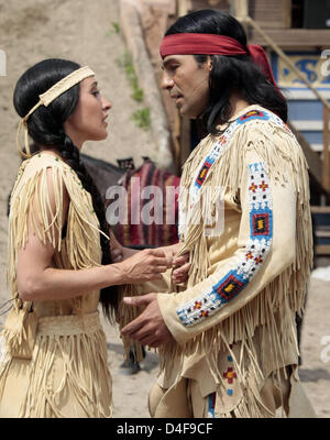 Erol Sander comme Winnetou (R) et Maike von Bremen comme Ribana (L) répéter une scène de "Winnetou et Old Firehand' au Festival Karl May 2008 à Bad Segeberg, Allemagne, le 20 juin 2008. Le jouer avec plus de 80 acteurs et 25 chevaux sera organisée du 28 juin au 07 septembre. Photo : ULRICH PERREY Banque D'Images