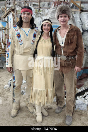 (L-R) Erol Sander comme Winnetou, Maike von Bremen comme Ribana et Alexander Wussow Old Firehand que répéter une scène de "Winnetou et Old Firehand' au Festival Karl May 2008 à Bad Segeberg, Allemagne, le 20 juin 2008. Le jouer avec plus de 80 acteurs et 25 chevaux sera organisée du 28 juin au 07 septembre. Photo : ULRICH PERREY Banque D'Images