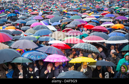 Vatican, Cité du Vatican. 13 mars 2013. Pèlerins regarder l'entrée des cardinaux dans la Chapelle Sixtine sur les moniteurs vidéo sur la Place Saint Pierre au Vatican. Un autre tour de scrutin n'est signalée avec la fumée noire. La fumée blanche signifie qu'un nouveau pape a été choisi. Les cardinaux choisiront le successeur de Benoît XVI dans le conclave. Photo : MICHAEL KAPPELER/dpa/Alamy Live News Banque D'Images