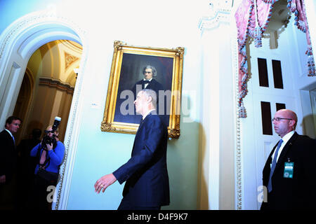 Éclairé par d'autres photographes' clignote, le président des États-Unis, Barack Obama quitte après une rencontre avec des membres du Sénat dans le Caucus démocratique Mansfield chambre au Capitole le 12 mars 2013 à Washington, DC. Avec la réforme fiscale, la réduction des dépenses, le contrôle des armes à feu et de l'immigration à l'ordre du jour, Obama tiendra quatre réunions sur trois jours cette semaine avec les membres républicains et démocrates du Congrès à la capitale américaine. .Crédit : Chip Somodevilla / Piscine via CNP Banque D'Images