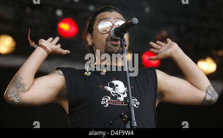 Leader du groupe 'Panteon Rococo' Luis Ibarra Romain alias Dr Shenka effectue au 'Southside' music festival 2008 à Neuhausen ob Eck, Allemagne, le 20 juin 2008. Le début de l'open air festival en plein soleil a attiré 45 000 visiteurs. Les styles musicaux vont du reggae au hip-hop et punk. Le festival se déroulera jusqu'au 22 juin 2008 à Neunhausen ob Eck. Photo : Lu Banque D'Images