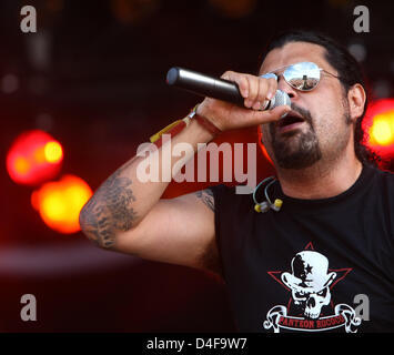 Leader du groupe 'Panteon Rococo' Luis Ibarra Romain alias Dr Shenka effectue au 'Southside' music festival 2008 à Neuhausen ob Eck, Allemagne, le 20 juin 2008. Le début de l'open air festival en plein soleil a attiré 45 000 visiteurs. Les styles musicaux vont du reggae au hip-hop et punk. Le festival se déroulera jusqu'au 22 juin 2008 à Neunhausen ob Eck. Photo : Ma Banque D'Images