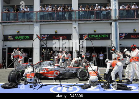 Pilote de formule 1 finlandais Heikki Kovalainen McLaren Mercedes de la fosse au guichet pendant la séance de qualification à la piste de course de Magny-cours près de Nevers en France, le samedi 21 juin 2008. Le pilote Finlandais de Ferrari, Kimi Raikkonen a réussi le meilleur temps devant son coéquipier brésilien Felipe Massa et la McLaren Mercedes de Lewis Hamilton pilote". PHOTO : BERTRAND GUAY  + + +# # # # # #  dpa Banque D'Images