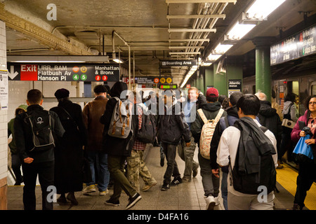 Les banlieusards de la station de métro de New York Banque D'Images