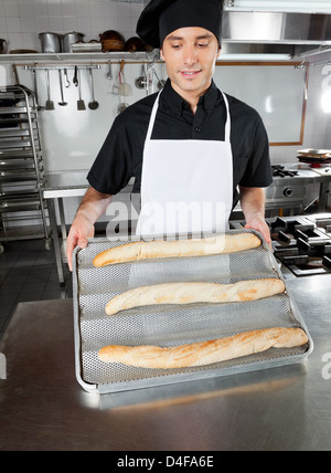 Male Chef Présentation de pain frais Loafs Banque D'Images