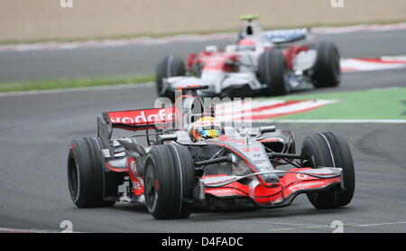 Pilote de Formule 1 britannique Lewis Hamilton de McLaren Mercedes conduit avant l'Allemand Timo Glock, pilote de Formule 1 de Toyota pendant le Formular un Grand Prix sur le circuit de Magny-Cours près de Nevers en France, le dimanche 22 juin 2008. Foto : Carmen Jaspersen dpa  + + +# # # # # #  dpa + + + Banque D'Images