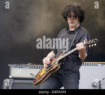 Le chanteur et guitariste du groupe californien 'Black Rebel Motorcycle Club' Peter Hayes fonctionne à l'Ouragan Open Air Festival à Scheessel, Allemagne, 22 juin 2008. Photo : Sebastian Widmann Banque D'Images