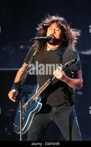 Leader du groupe 'Foo Fighters' Dave Grohl en prestation au Southside Festival 2008 à Neuhausen ob Eck, Allemagne, 22 juin 2008. 45 000 visiteurs ont assisté aux trois jours de fête de la musique. Styles de musique allant du reggae au hip-hop et de punk. Photo : Marc Mueller Banque D'Images