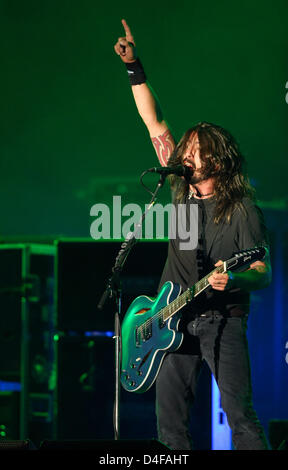 Leader du groupe 'Foo Fighters' Dave Grohl en prestation au Southside Festival 2008 à Neuhausen ob Eck, Allemagne, 22 juin 2008. 45 000 visiteurs ont assisté aux trois jours de fête de la musique. Styles de musique allant du reggae au hip-hop et de punk. Photo : Marc Mueller Banque D'Images