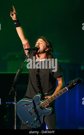 Leader du groupe 'Foo Fighters' Dave Grohl en prestation au Southside Festival 2008 à Neuhausen ob Eck, Allemagne, 22 juin 2008. 45 000 visiteurs ont assisté aux trois jours de fête de la musique. Styles de musique allant du reggae au hip-hop et de punk. Photo : Marc Mueller Banque D'Images