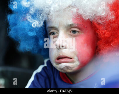 Partisan de la France est visible pendant l'UEFA EURO 2008 groupe C avant-match entre les Pays-Bas et la France au Stade de Suisse à Berne, Suisse, 13 juin 2008. La France a gagné 4-1. Photo : Ronald Wittek  +dpa veuillez prendre note des restrictions de l'UEFA en particulier en ce qui concerne les diaporamas et des services mobiles +  + + +# # # # # #  dpa + + + Banque D'Images