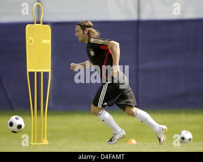 L'Allemagne Torsten Frings en action pendant une session de formation de l'équipe nationale de football allemande sur un terrain d'entraînement à Tenero près de Locarno, Suisse, 23 juin 2008. Foto : Oliver Berg dpa  + + +# # # # # #  dpa + + + Banque D'Images