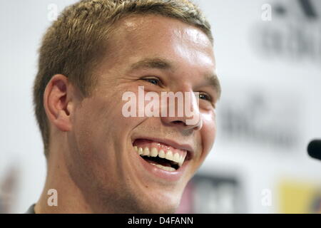 L'Allemagne Lukas Podolski parle aux médias lors d'une conférence de presse de l'équipe nationale de football allemande à Tenero près de Locarno, Suisse, 23 juin 2008. Foto : Oliver Berg dpa  + + +# # # # # #  dpa + + + Banque D'Images