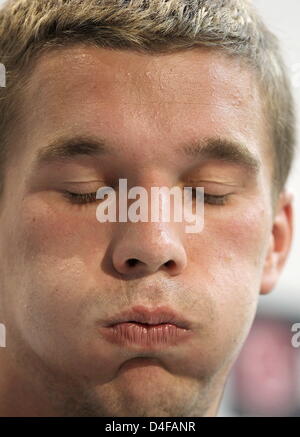 L'Allemagne Lukas Podolski parle aux médias lors d'une conférence de presse de l'équipe nationale de football allemande à Tenero près de Locarno, Suisse, 23 juin 2008. Foto : Oliver Berg dpa  + + +# # # # # #  dpa + + + Banque D'Images