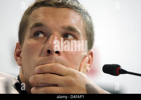 L'Allemagne Lukas Podolski parle aux médias lors d'une conférence de presse de l'équipe nationale de football allemande à Tenero près de Locarno, Suisse, 23 juin 2008. Foto : Oliver Berg dpa  + + +# # # # # #  dpa + + + Banque D'Images