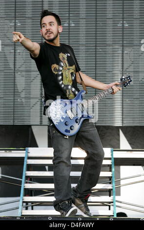 Guitariste et chanteur du groupe américain 'Linkin Park' Mike Shinoda effectue au début de leur tournée à 'Reitstadium» à Munich, Allemagne, 21 juin 2008. En plus de la bande de Munich va également jouer à Berlin et Düsseldorf. Photo : Matthias Schrader Banque D'Images