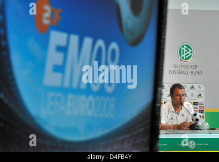 L'entraîneur adjoint allemand Hans-Dieter Flick lors d'une conférence de presse de l'équipe de football allemande à Tenero près de Locarno, Suisse, le 24 juin 2008. Photo : Peter Kneffel dpa  + + +# # # # # #  dpa + + + Banque D'Images