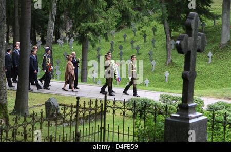 La Reine Beatrix des Pays-Bas (C) visites Cimetière Antakalnis à Vilnius, Lituanie, 24 juin 2008. La Reine Beatrix est arrivé pour une visite officielle de trois jours. Photo : Albert Philip van der Werf (Pays-Bas) Banque D'Images