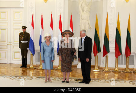 La Reine Beatrix des Pays-Bas (C) est accueilli par le président de la Lituanie Valdas Adamkus (R) et sa femme Alma Adamkiene à la résidence présidentielle à Vilnius, Lituanie, 24 juin 2008. La Reine Beatrix est arrivé pour une visite officielle de trois jours. Photo : Albert Philip van der Werf (Pays-Bas) Banque D'Images