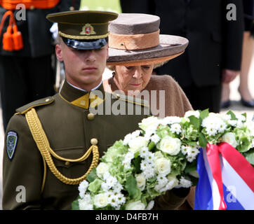 La Reine Beatrix des Pays-Bas visite Cimetière Antakalnis à Vilnius, Lituanie, 24 juin 2008. Le même jour, la Reine Beatrix est arrivé pour une visite officielle de trois jours. Photo : Patrick van Katwijk Banque D'Images