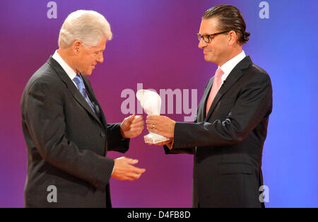 'Bild' rédacteur en chef Kai Diekmann (R) présente le "OSGAR' media award à l'ancien président américain Bill Clinton lors de la cérémonie de remise des prix à Leipzig, Allemagne, 24 juin 2008. Clinton est honoré pour sa fondation et son rôle comme ambassadeur aux Nations Unies. La "OSGAR" est décerné par le boulevard allemand 'Bild' tous les jours à des personnes qui s'engagent pour la paix, la liberté et la consolidation de l'allemand. Photo : animal Banque D'Images