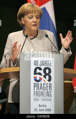 La chancelière allemande Angela Merkel s'est pendant un événement pour commémorer le 40e anniversaire du Printemps de Prague, à la salle de concert de Gendarmenmarkt à Berlin, Allemagne, 25 juin 2008. La République tchèque et le chef du gouvernement slovaque a assisté à la cérémonie de commémoration pour le mouvement de 1968. Photo : TIM BRAKEMEIER Banque D'Images