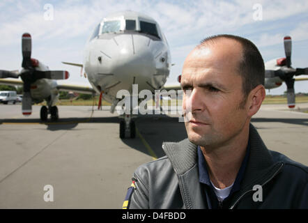 Le capitaine de frégate et commandant du 17e contingent de déploiement allemand OEF, Dirk Gross, se place en avant de type d'avions de patrouille maritime P-3C Orion sur l'escadron de l'aviation navale 3 'Count Zeppelin' ('Graf Zeppelin') dans Nordholz, Allemagne, 25 juin 2008. Pour la première fois un type P-3C Orion avion va déménager à l'OEF à Djibouti le 03 juillet 2008. Avec sa gamme de 9 200 kilomètres Banque D'Images