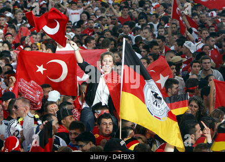 Allemand et Turc fans watch l'UEFA EURO 2008 demi-finale de l'Allemagne contre la Turquie lors de la partie du ventilateur à Hambourg, Allemagne, 25 juin 2008. Des milliers de fans se sont réunis pour voir l'émission en direct sur un écran vidéo géant au Heiligengeistfeld. Photo : Marcus Brandt Banque D'Images