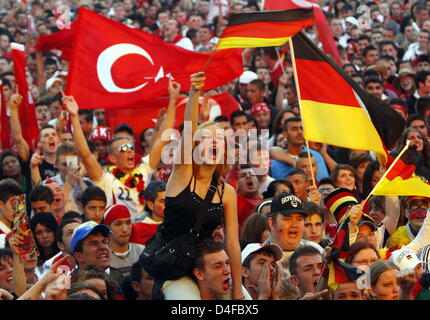 Allemand et Turc fans watch l'UEFA EURO 2008 demi-finale de l'Allemagne contre la Turquie lors de la partie du ventilateur à Hambourg, Allemagne, 25 juin 2008. Des milliers de fans se sont réunis pour voir l'émission en direct sur un écran vidéo géant au Heiligengeistfeld. Photo : Marcus Brandt Banque D'Images