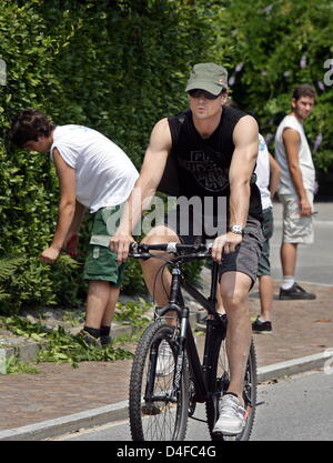 Le gardien de but Jens Lehmann quitte l'hôtel de l'équipe nationale de football allemande à Ascona près de Locarno, Suisse, 26 juin 2008 pour un tour à vélo. Foto : Oliver Berg dpa  + + +# # # # # #  dpa + + + Banque D'Images