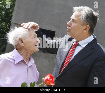 Klaus Wowereit, Maire de Berlin (R) s'entretient avec Rudolf Brazda (L), survivant du camp de concentration de Buchenwald, comme ils visitent le mémorial pour les victimes de la persécution des homosexuels par le régime nazi près de la porte de Brandebourg à Berlin, Allemagne, 27 juin 2008. Photo : WOLFGANG KUMM Banque D'Images