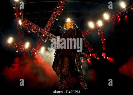 Rob Halford, chanteur de Judas Priest kings hardrock britannique, effectue au "Bang Your Head ! ! !' Festival à Balingen, Allemagne, 28 juin 2008. Plus de 15 000 personnes se sont réunies pour regarder les concerts en plein air sur le 10e anniversaire du festival. Photo : Marc Mueller Banque D'Images