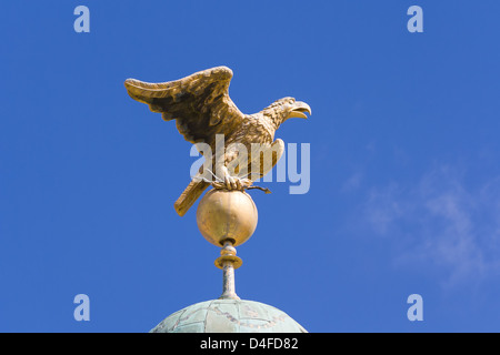 Golden Eagle dôme du Palais Neuf. Sans souci. Podsdam. Allemagne Banque D'Images