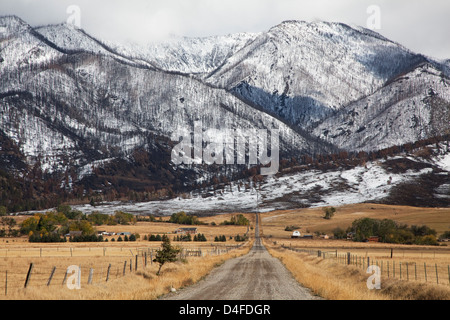 Chemin Rural menant à Snowy Mountains Banque D'Images