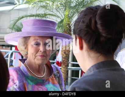 La Reine Beatrix des Pays-Bas est photographié pendant le baptême du bateau de croisière MS Eurodam, le plus récent navire de la Holland America Line, à Rotterdam, Pays-Bas, 01 juillet 2008. Le navire peut accueillir plus de 2000 passagers et a été baptisé par la Reine Beatrix. Photo : Albert Philip van der Werf (Pays-Bas) Banque D'Images