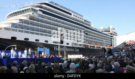 Les visiteurs le baptême du bateau de croisière MS Eurodam, le plus récent navire de la Holland America Line, à Rotterdam, Pays-Bas, 01 juillet 2008. Le navire peut accueillir plus de 2000 passagers et a été baptisé par la Reine Beatrix. Photo : Albert Philip van der Werf (Pays-Bas) Banque D'Images