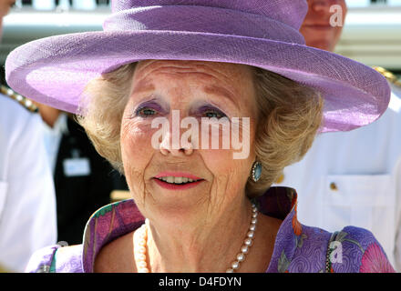 La Reine Beatrix des Pays-Bas est photographié pendant le baptême du bateau de croisière MS Eurodam, le plus récent navire de la Holland America Line, à Rotterdam, Pays-Bas, 01 juillet 2008. Le navire peut accueillir plus de 2000 passagers et a été baptisé par la Reine Beatrix. Photo : Patrick van Katwijk Banque D'Images