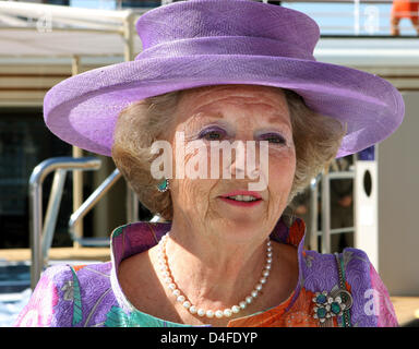 La Reine Beatrix des Pays-Bas est photographié pendant le baptême du bateau de croisière MS Eurodam, le plus récent navire de la Holland America Line, à Rotterdam, Pays-Bas, 01 juillet 2008. Le navire peut accueillir plus de 2000 passagers et a été baptisé par la Reine Beatrix. Photo : Patrick van Katwijk Banque D'Images