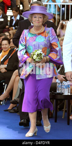 La Reine Beatrix des Pays-Bas est photographié pendant le baptême du bateau de croisière MS Eurodam, le plus récent navire de la Holland America Line, à Rotterdam, Pays-Bas, 01 juillet 2008. Le navire peut accueillir plus de 2000 passagers et a été baptisé par la Reine Beatrix. Photo : Patrick van Katwijk Banque D'Images