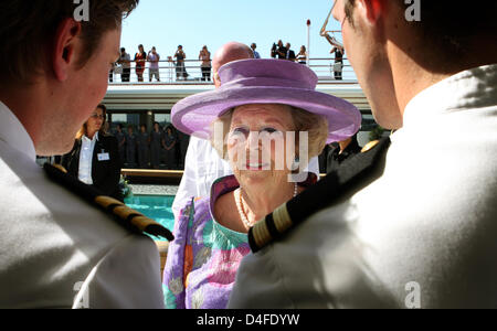 La Reine Beatrix des Pays-Bas parle aux membres d'équipage pendant le baptême du bateau de croisière MS Eurodam, le plus récent navire de la Holland America Line, à Rotterdam, Pays-Bas, 01 juillet 2008. Le navire peut accueillir plus de 2000 passagers et a été baptisé par la Reine Beatrix. Photo : Patrick van Katwijk Banque D'Images