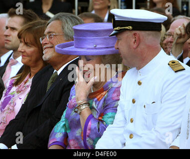 La Reine Beatrix des Pays-Bas (2-R) est photographié pendant le baptême du bateau de croisière MS Eurodam, le plus récent navire de la Holland America Line, à Rotterdam, Pays-Bas, 01 juillet 2008. Le navire peut accueillir plus de 2000 passagers et a été baptisé par la Reine Beatrix. Photo : Patrick van Katwijk Banque D'Images