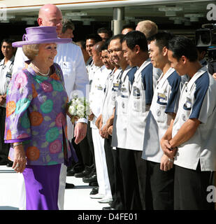 La Reine Beatrix des Pays-Bas (L) parle aux membres d'équipage pendant le baptême du bateau de croisière MS Eurodam, le plus récent navire de la Holland America Line, à Rotterdam, Pays-Bas, 01 juillet 2008. Le navire peut accueillir plus de 2000 passagers et a été baptisé par la Reine Beatrix. Photo : Patrick van Katwijk Banque D'Images