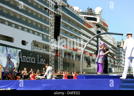 La Reine Beatrix des Pays-Bas (3-R) est photographié pendant le baptême du bateau de croisière MS Eurodam, le plus récent navire de la Holland America Line, à Rotterdam, Pays-Bas, 01 juillet 2008. Le navire peut accueillir plus de 2000 passagers et a été baptisé par la Reine Beatrix. Photo : Patrick van Katwijk Banque D'Images