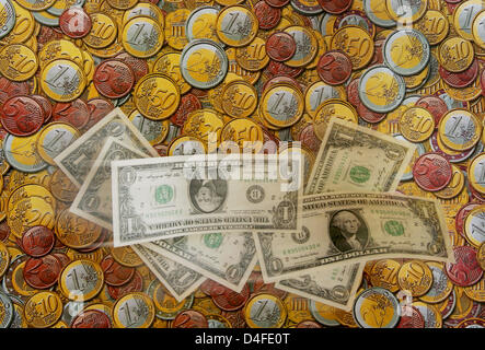 Billets se situent sur le haut de l'impression représentant différentes pièces en euro à Osterode dans les montagnes du Harz, Allemagne, 1 juillet 2008. Photo : Frank May Banque D'Images