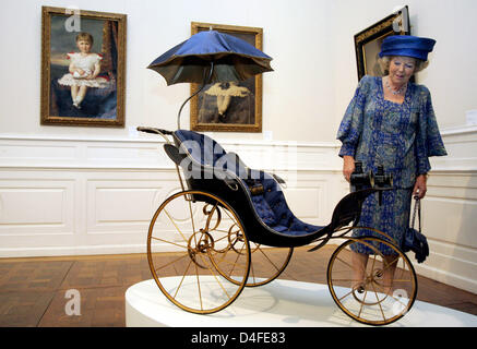 La Reine Beatrix des Pays-Bas visite l'exposition sur son arrière grand-mère, la Princesse Emma de Waldeck et Pyrmont, à l'électeur Prince Castle ('Kurfuerstliches Schloss') à Bad Arolsen, en Allemagne, le 3 juillet 2008. Photo : FRANK MAY Banque D'Images