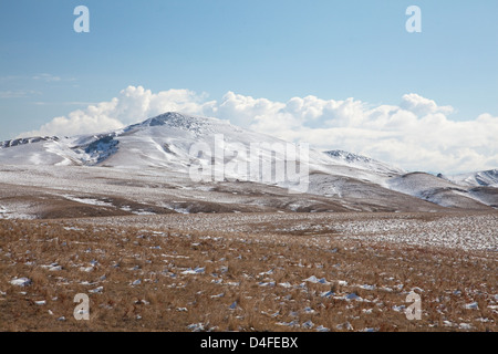 Les nuages au-dessus de collines en paysage de neige Banque D'Images