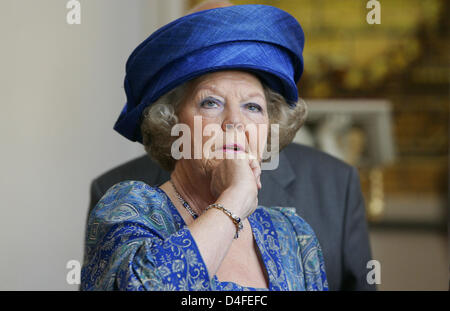 La Reine Beatrix des Pays-Bas visite le château du prince électeur ('Kurfuerstliches Schloss') à Bad Arolsen, en Allemagne, 3 juillet 2008, où elle a visité une exposition sur son arrière grand-mère, la Princesse Emma de Waldeck et Pyrmont. Photo : FRANK MAY Banque D'Images