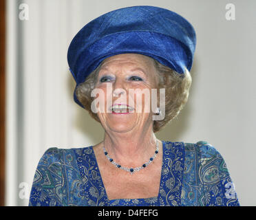 La Reine Beatrix des Pays-Bas visite le château du prince électeur ('Kurfuerstliches Schloss') à Bad Arolsen, en Allemagne, 3 juillet 2008, où une exposition sur son arrière grand-mère, la Princesse Emma de Waldeck et Pyrmont, était sur l'affichage. Photo : Patrick van Katwijk Banque D'Images