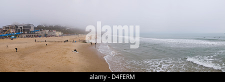 Panorama de la plage de Bournemouth brumeux de l'embarcadère, Dorset, UK Banque D'Images