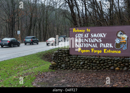 Signe de Pigeon Forge entrée du parc national des Great Smoky Mountains avec des voitures derrière Banque D'Images